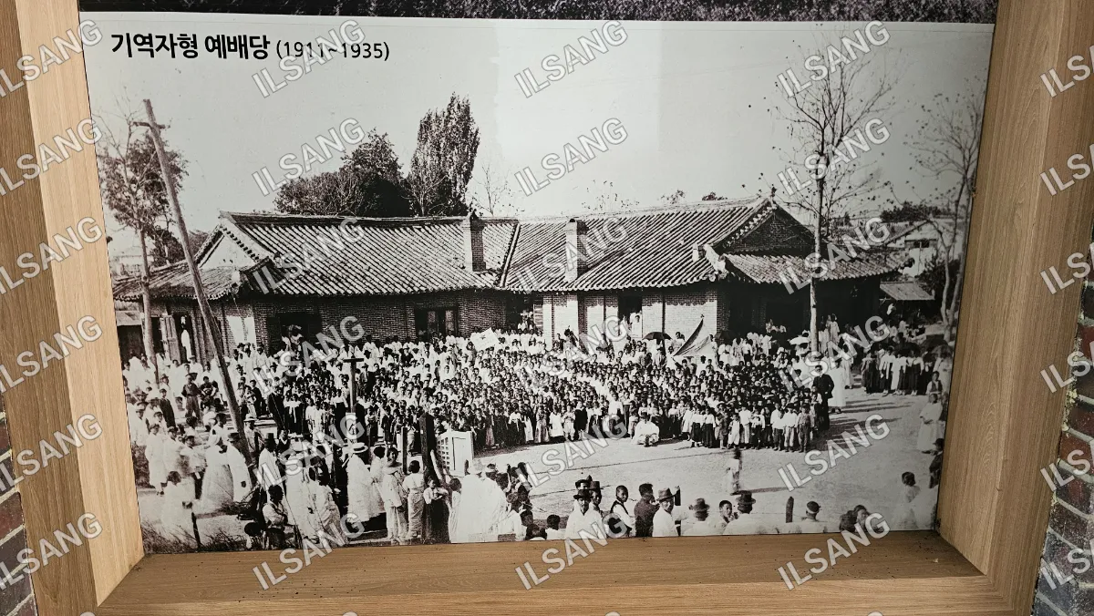 A black and white photo of a crowd of people.