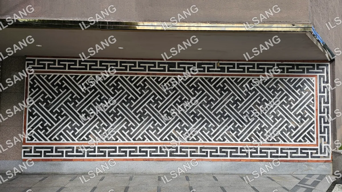 A black and white wallpaper with a pattern of interlocking squares.