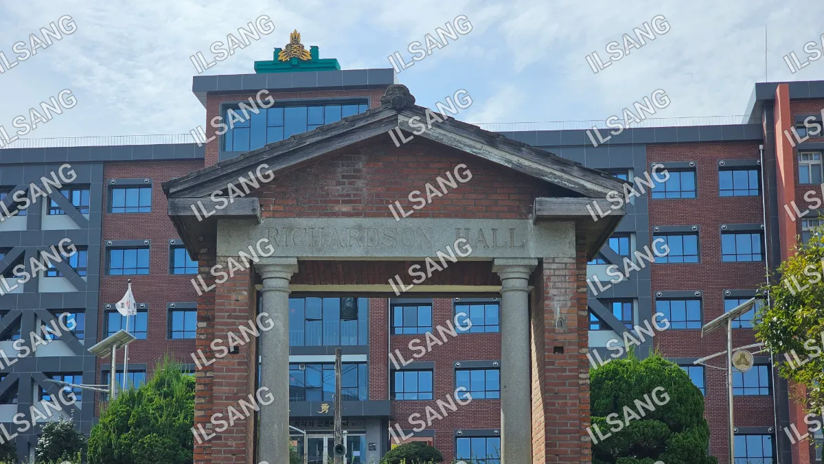 A brick building with a sign that says Richardson Hall.