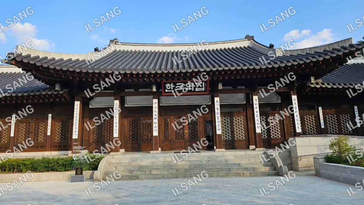 A building with a roof that has a tile design.