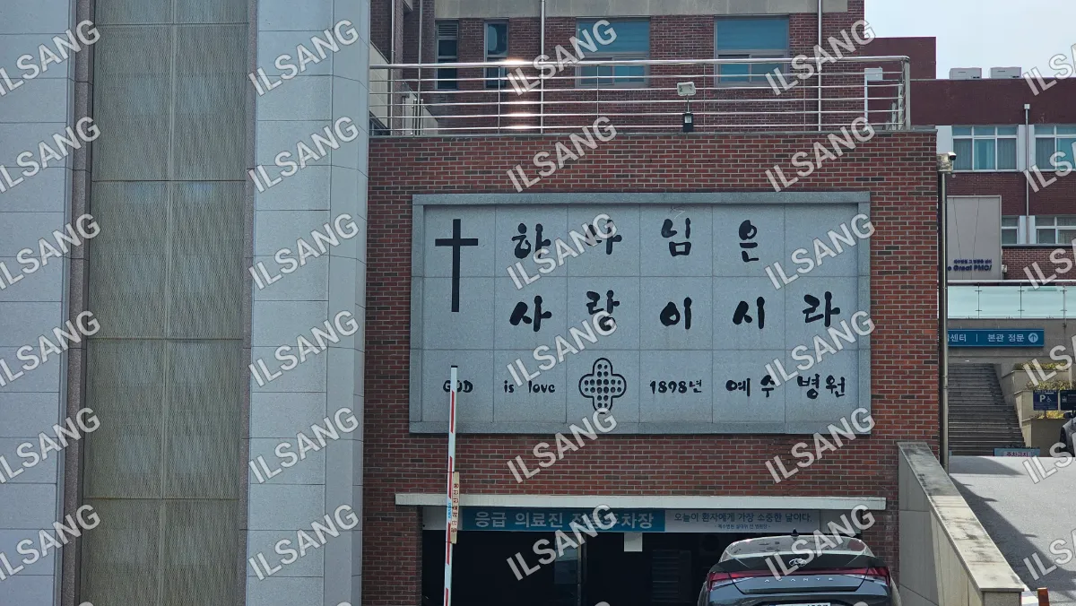 A church with a cross on the front of it.
