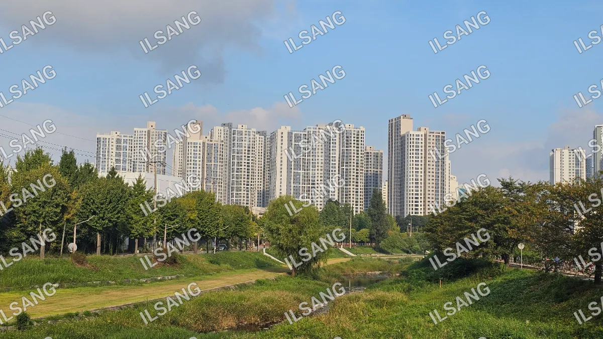 A city skyline with a river running through it.