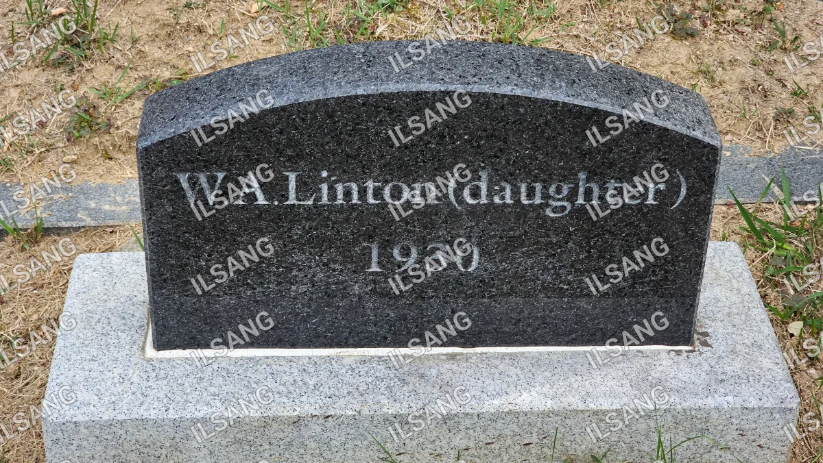 A headstone for a woman named Hilda Linnton Daughter.