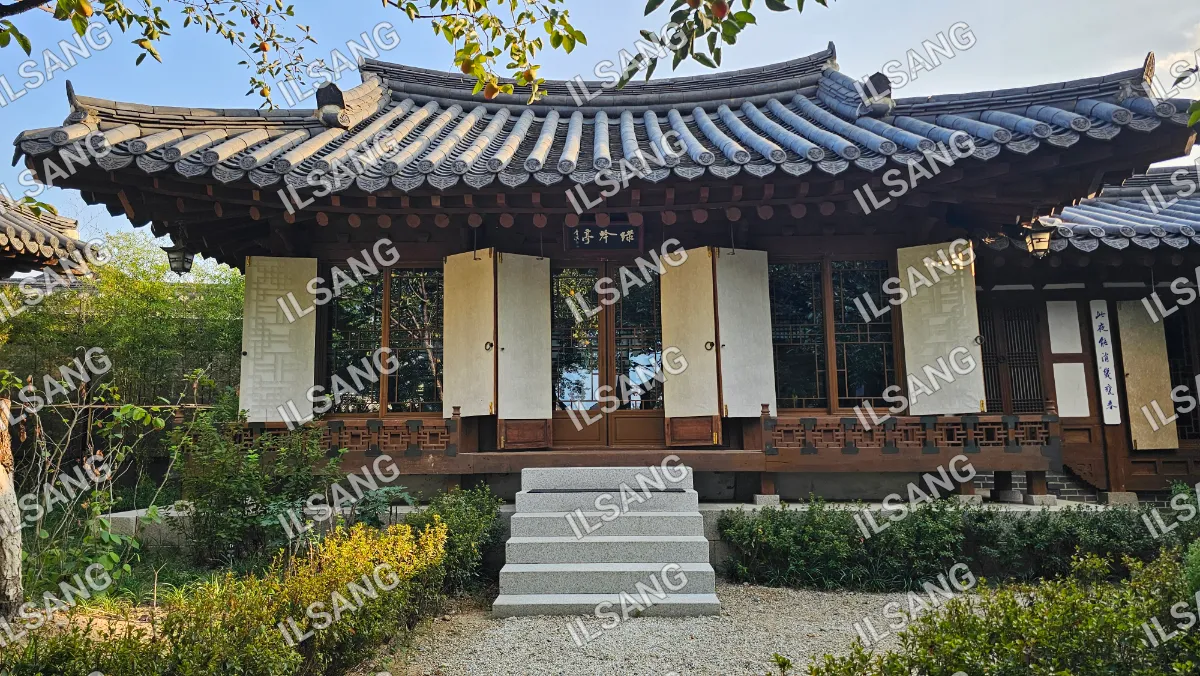 A house with a roof and a doorway.