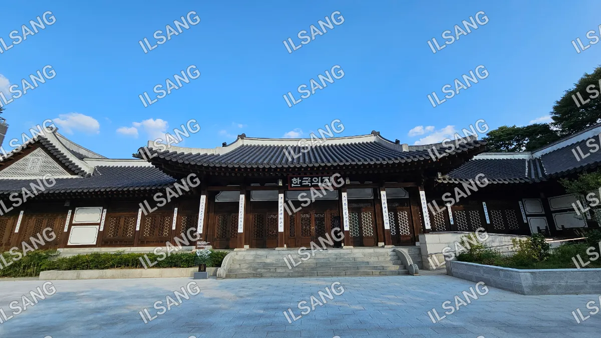 A large building with a roof that has a lot of decorations.
