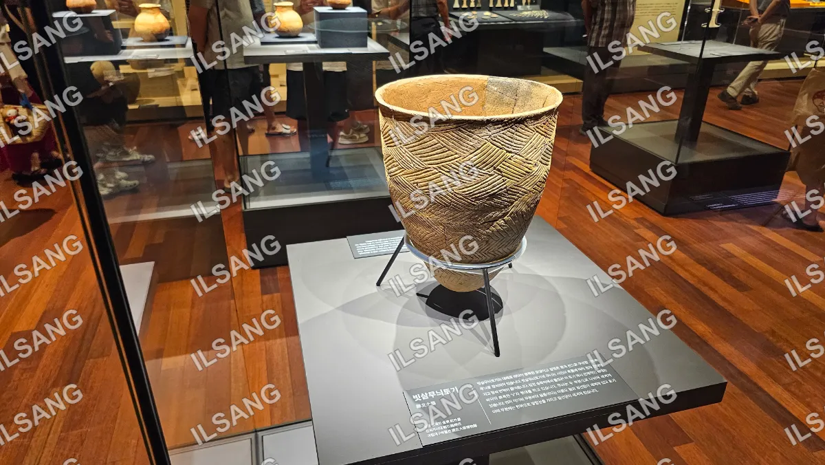 A large vase is on display in a museum.
