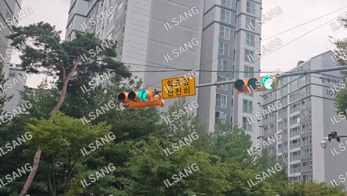 A traffic light with a green light on it.
