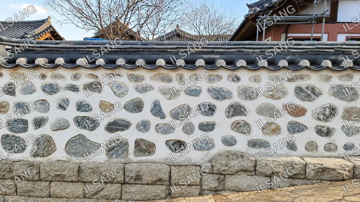 A stone wall with a rock border.