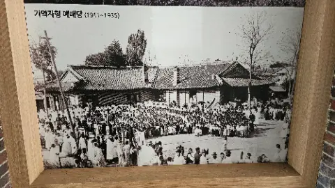 A black and white photo of a crowd of people