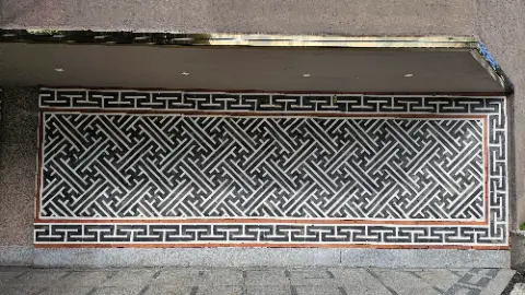 A black and white wallpaper with a pattern of interlocking