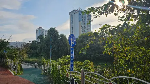 A blue sign with a white arrow on a pole