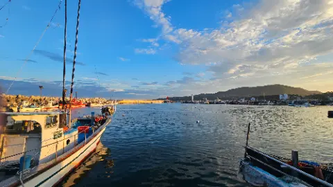 A boat is docked in a harbor with a blue