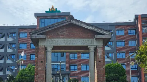 A brick building with a sign that says Richardson Hall