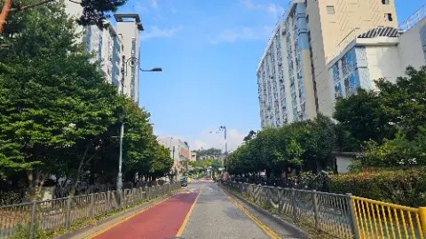 A city street with a red line down the middle
