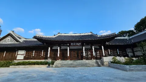 A large building with a roof that has a lot