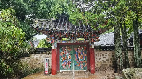 A red and green building with a dragon on the