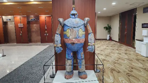A robot statue is displayed in a museum