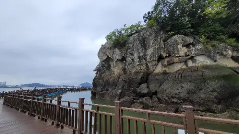 A rocky cliff overlooking a body of water