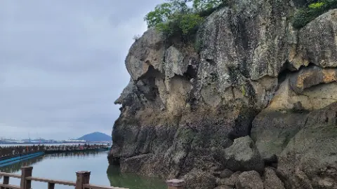 A rocky cliff overlooking a body of water