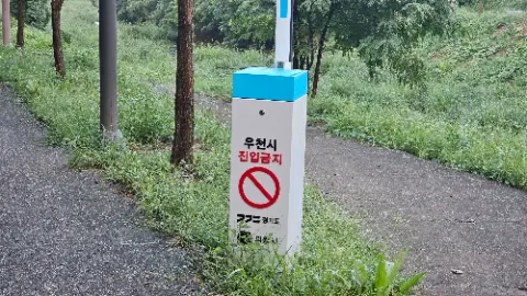 A sign with a no smoking symbol on it