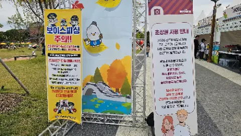 A sign with a picture of a chicken on it