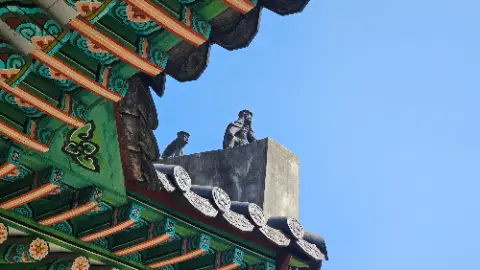 A statue of a lion is on top of a