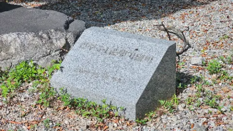 A stone monument with Chinese writing on it