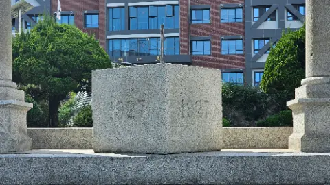 A stone monument with the date 1927 on it