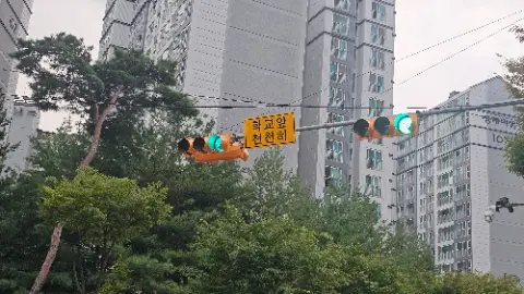 A traffic light with a green light on it
