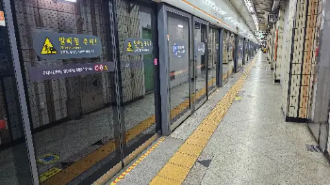 A train station with a yellow line on the floor