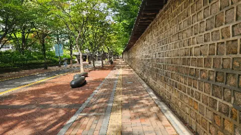 Deoksugung Dolmadgil (Deoksugung Stone Wall Road)